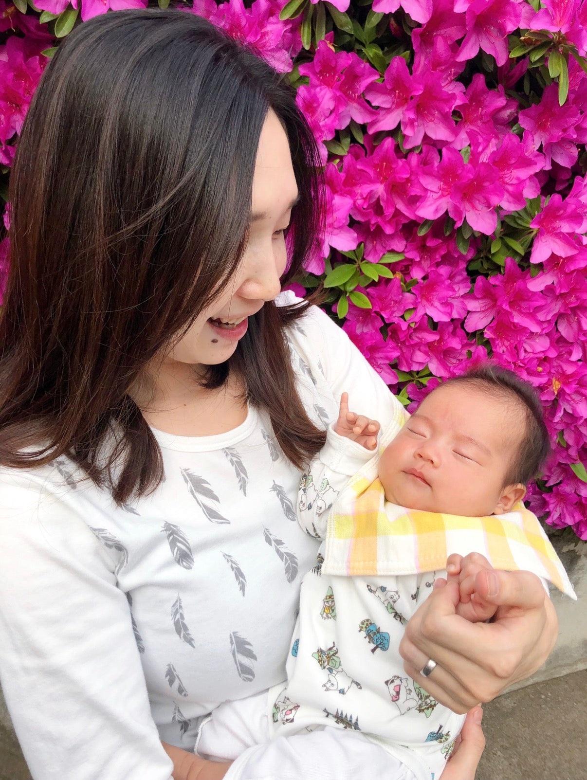 母の日に、産後2ヶ月頃の自身の写真を振り返りながら、授乳による苦しさや産後うつの経験、「母親だけど“私”でいていい」と気づいた想いを綴った投稿。