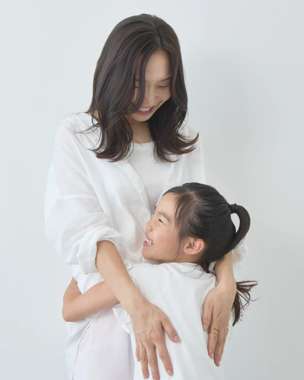 ママと娘が笑顔で抱き合う写真